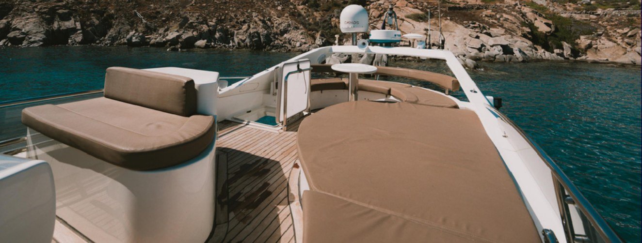 IL TUTTO Ferretti 480 flybridge sunbed